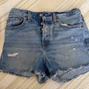 Levi’s Wedgie NWOT Denim Shorts size 28